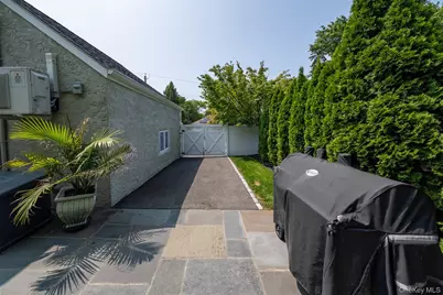 982 Split  Rock Road, Pelham, NY 10803 - Photo 27