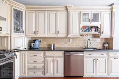 982 Split  Rock Road, Pelham, NY 10803 - Photo 5