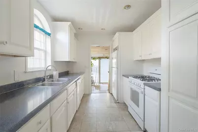 75 Peninsula Boulevard, Valley Stream, NY 11581 - Photo 7