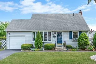 436 N Ontario Ave, Lindenhurst, NY 11757 - Photo 3