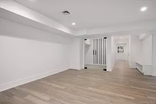 40 Hewlett Ln, Port Washington, NY 11050 - Photo 19