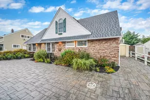 246 Blacksmith Rd, Levittown, NY 11756 - Photo 3