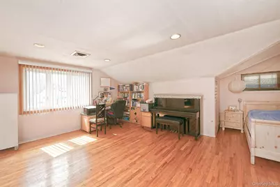 105 Roxton Road, Plainview, NY 11803 - Photo 15