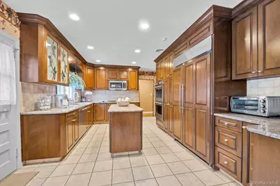 36 Somerset Drive S, Great Neck, NY 11020 - Photo 15