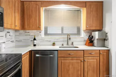 21 Canterbury Road #6, Great Neck, NY 11021 - Photo 11