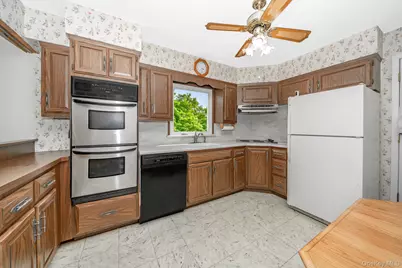 558 N Hawthorne Street, Massapequa, NY 11758 - Photo 5