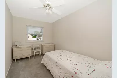 558 N Hawthorne Street, Massapequa, NY 11758 - Photo 9