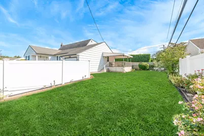558 N Hawthorne Street, Massapequa, NY 11758 - Photo 15
