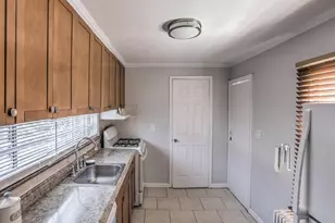 39 Bay Ave, Hicksville, NY 11801 - Photo 7