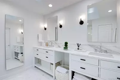 39 Squirrel Hill Road, East Hills, NY 11577 - Photo 19