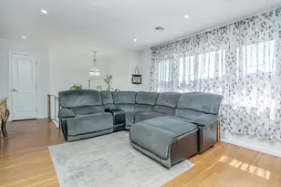 53 Maple St, Roslyn Heights, NY 11577 - Photo 3