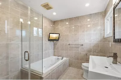 8 Duke Place, Glen Cove, NY 11542 - Photo 13