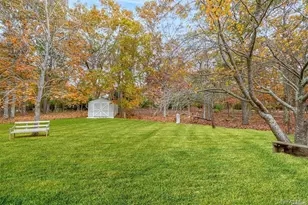 4 Wooded Ln, Hampton Bays, NY 11946 - Photo 19