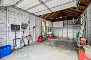 39 Linmouth Rd, Malverne, NY 11565 - Photo 47