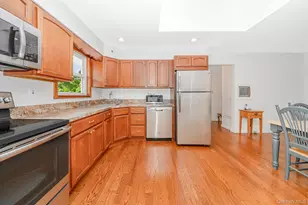 138 St Marks Pl, Massapequa, NY 11758 - Photo 5