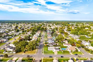 138 St Marks Pl, Massapequa, NY 11758 - Photo 17