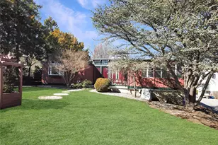 11 Valley View Rd, Great Neck, NY 11021 - Photo 5