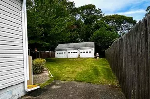 31 Champlain St, Ronkonkoma, NY 11779 - Photo 3