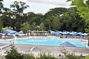 221 Middle Neck Rd, Great Neck, NY 11021 - Photo 13