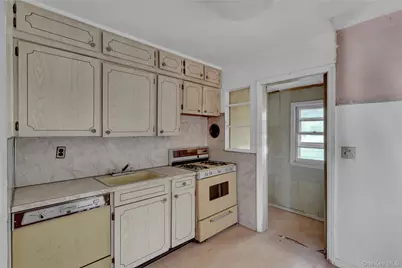 140 Arlington Avenue, Valley Stream, NY 11580 - Photo 9