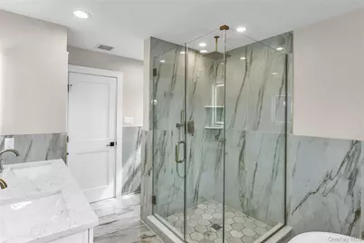 8 Sebree Place, Plainview, NY 11803 - Photo 19