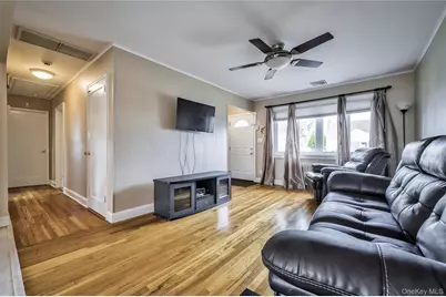 11 Jamaica Ave, Plainview, NY 11803 - Photo 5