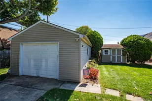 31 Garden Blvd, Hicksville, NY 11801 - Photo 5