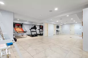 532 E Shore Rd, Great Neck, NY 11024 - Photo 23