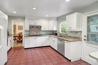 125 Colonial Road, Great Neck, NY 11021 - Photo 17