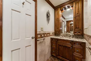 20 Canterbury Rd, Great Neck, NY 11021 - Photo 13