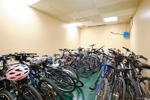 20 Canterbury Rd, Great Neck, NY 11021 - Photo 21