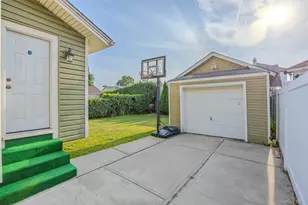 93 Vermont Ave, Hempstead, NY 11550 - Photo 25