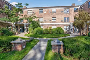 8 Terrace Cir, Great Neck, NY 11021 - Photo 11