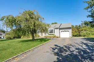 152 Baywood Dr, Calverton, NY 11933 - Photo 3