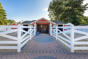 895 Sycamore Ave, Bohemia, NY 11716 - Photo 5