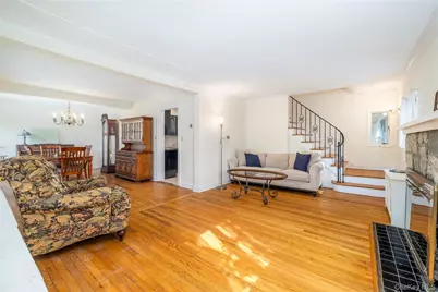 136 Scarcliffe Drive, Malverne, NY 11565 - Photo 7