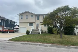 311 Riviera Pkwy, Lindenhurst, NY 11757 - Photo 3