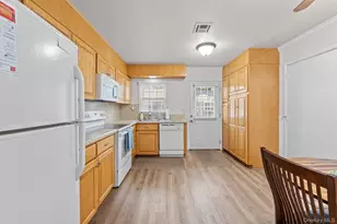 46 Trent Ct, Ridge, NY 11961 - Photo 9