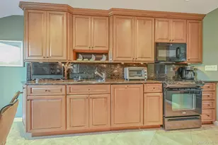 35 Manta Ct, Oakdale, NY 11769 - Photo 9