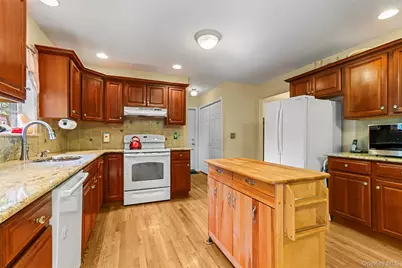 22 Hamilton Drive, Hopewell Junction, NY 12533 - Photo 9