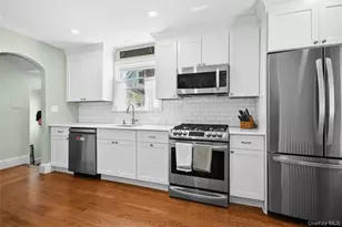 57 Hollywood Ct, Rockville Centre, NY 11570 - Photo 9