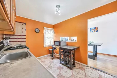 529 Clinton Avenue, Rockville Centre, NY 11570 - Photo 13