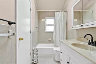 402 Clinton Ave, Rockville Centre, NY 11570 - Photo 9