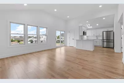 873 S 7th Street, Lindenhurst, NY 11757 - Photo 7