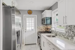 14 Dartmouth Dr, Bay Shore, NY 11706 - Photo 9