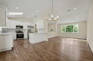 31 Perry Ln, Wheatley Heights, NY 11798 - Photo 3