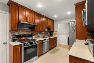 19 Blue Spruce Ln, Commack, NY 11725 - Photo 7