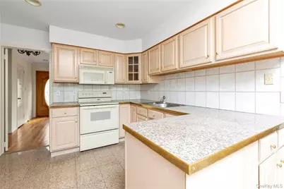 129 Gilmar Lane, Roslyn Heights, NY 11577 - Photo 11