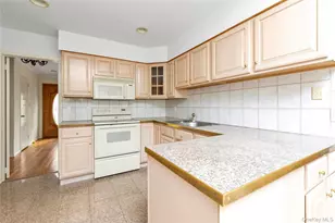 129 Gilmar Ln, Roslyn Heights, NY 11577 - Photo 11