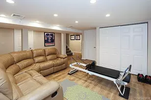 956 Hancock Ave, Franklin Square, NY 11010 - Photo 29